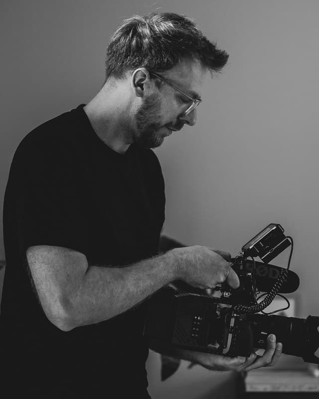 Dylan Dubois, fondateur de l'Agence Dubois, réglant sa caméra lors d'un tournage en institut